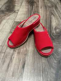 Pantofi rosi de casa Gărzon