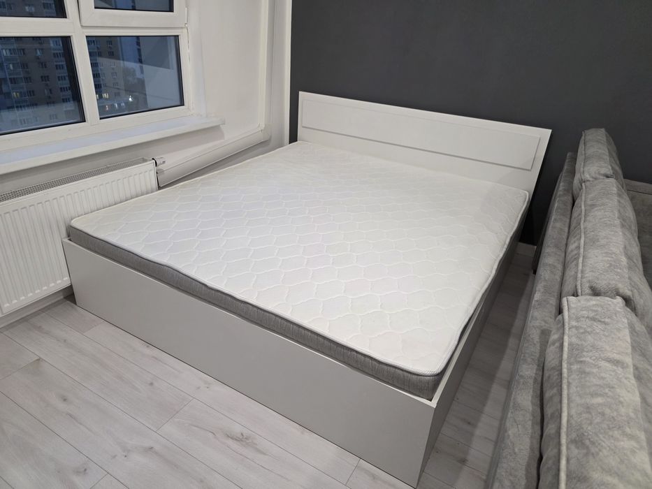 Кровать с матрасом 180х200см