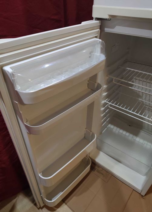 Хладилник с горен фризер SANG, 240 литра, 155 см височина