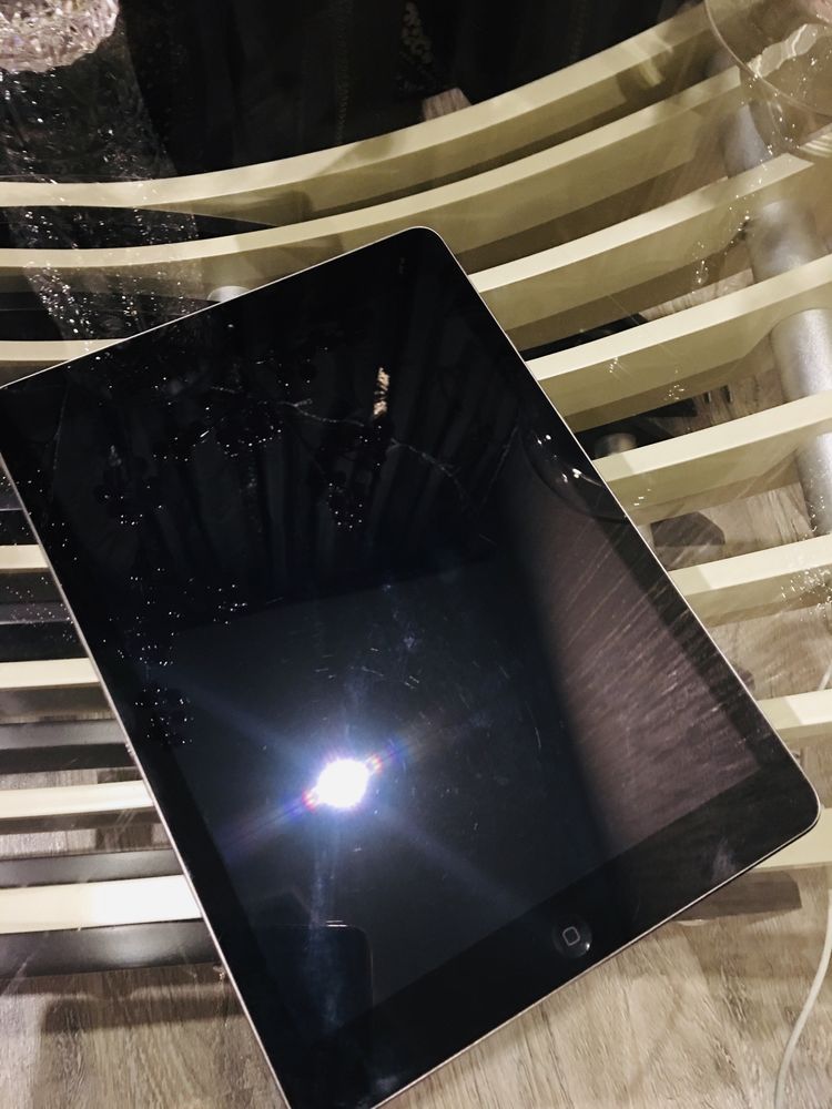 Продам Apple iPad air 32 Гб в отличном состоянии