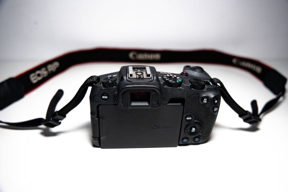 Продавам комплект Canon EOS RP full frame + обективи