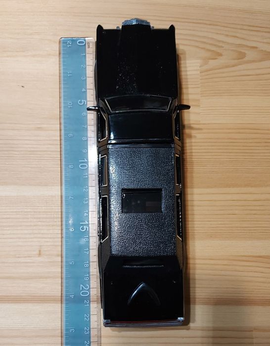 Черна лимузина "President", метал и пластмаса. Цена: 40лв. Дължина 22