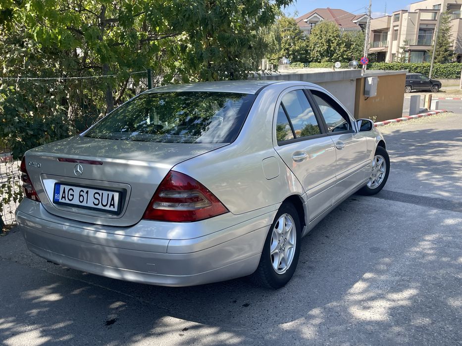 Mercedes-Benz C220D din 2004 masina arata si functioneqza imbecabil