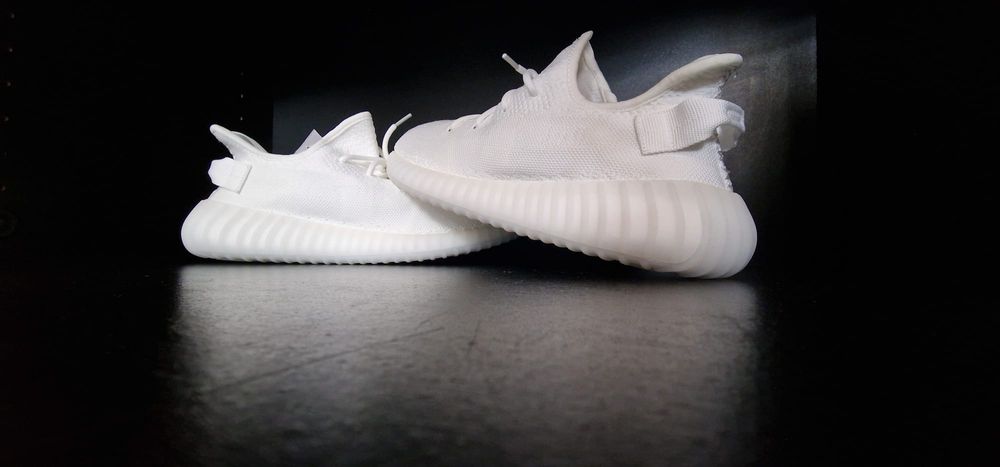 Adidasi Yeezy albi