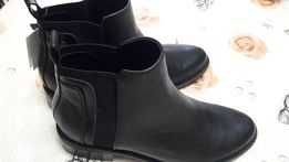 Vand botine cu toc jos