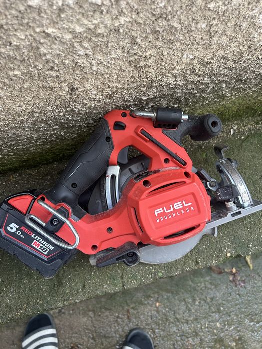 Milwaukee пистолет за пирони и ръчен циркуляр