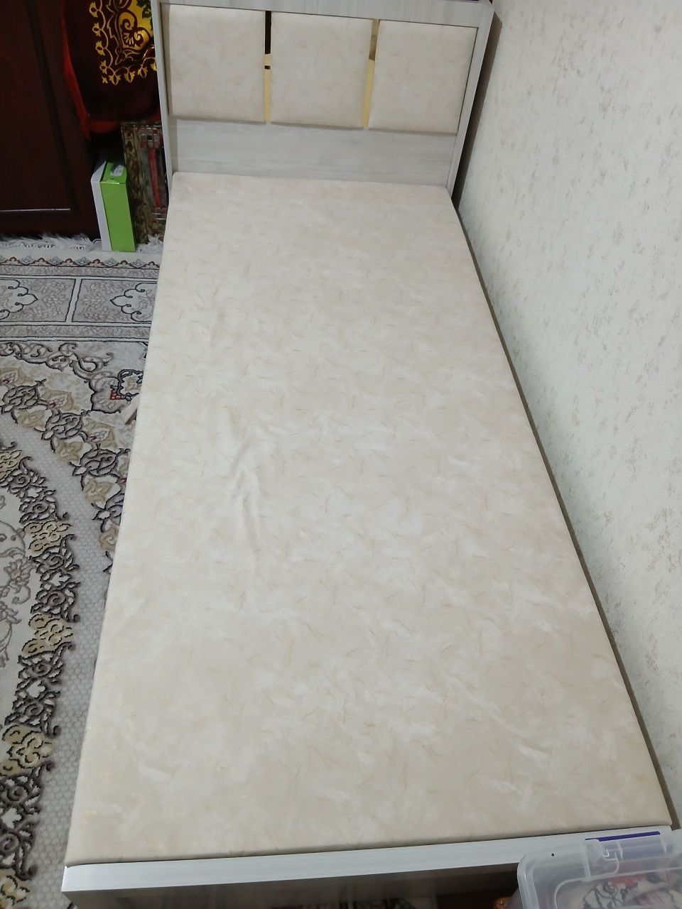 Divan krovat 
Divan kravatlarimiz bor har xil rangdagisi 
Razmeri 2
