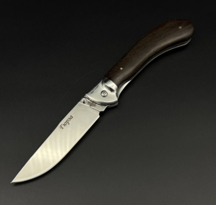 Ловен нож с дървена дръжка.