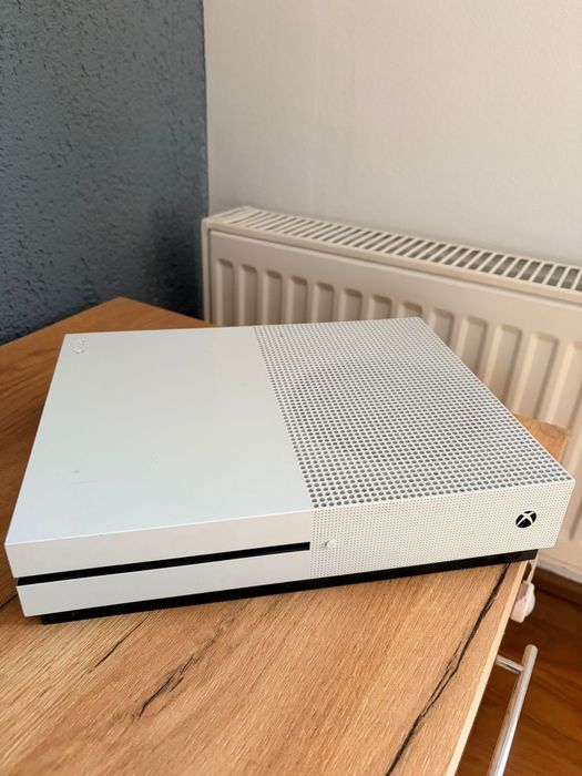 Xbox One S.