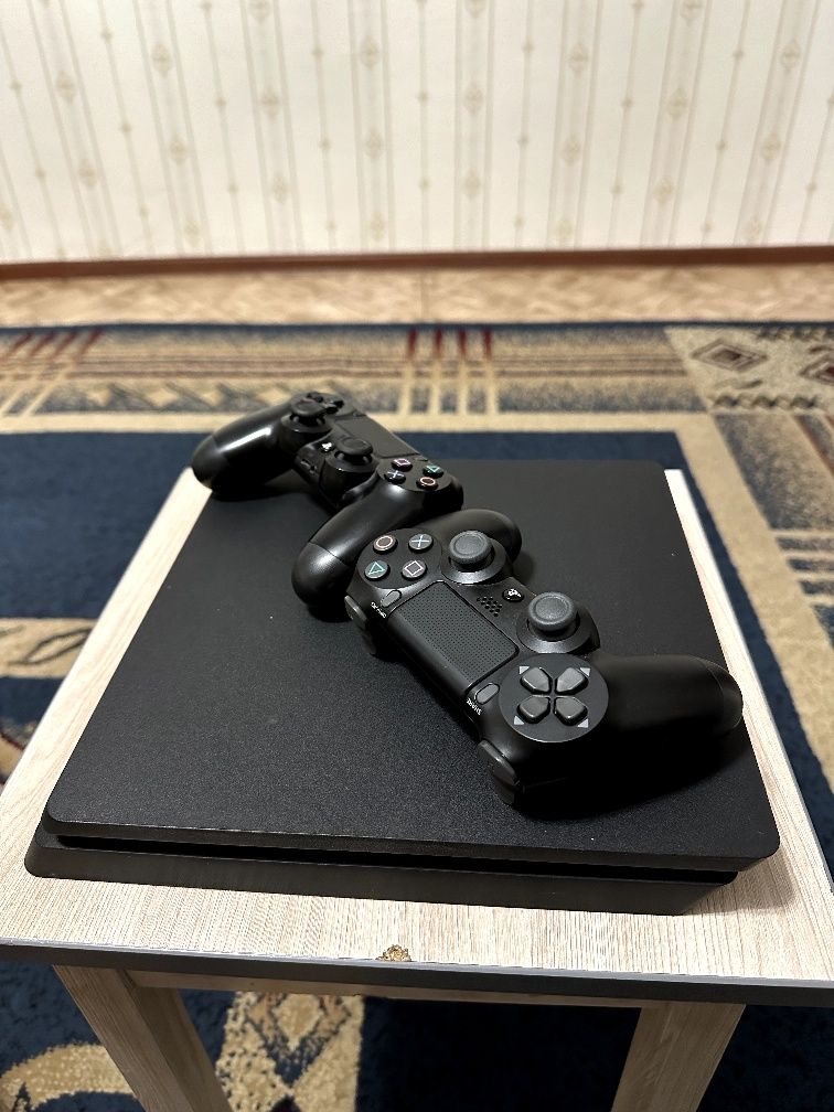 PlayStation 4 Slim в хорошем состоянии