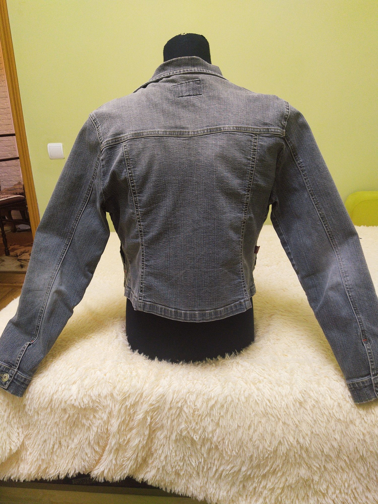 Женская куртка джинсовая
