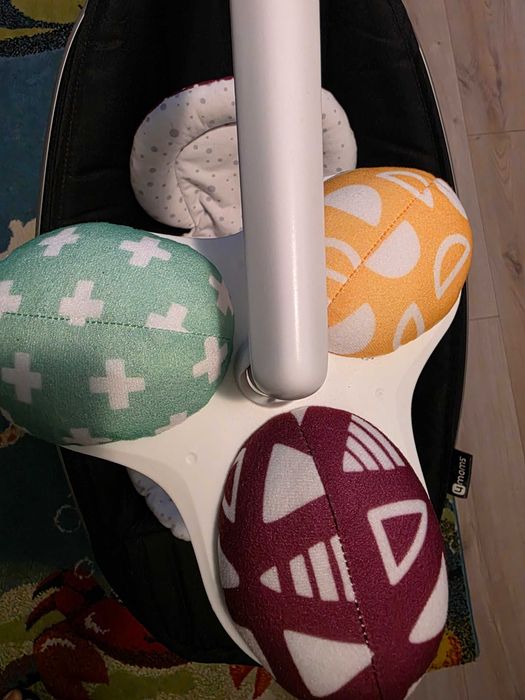 mamaRoo 5.0 Електрическа бебешка люлка черна с бонус подложка за бебе