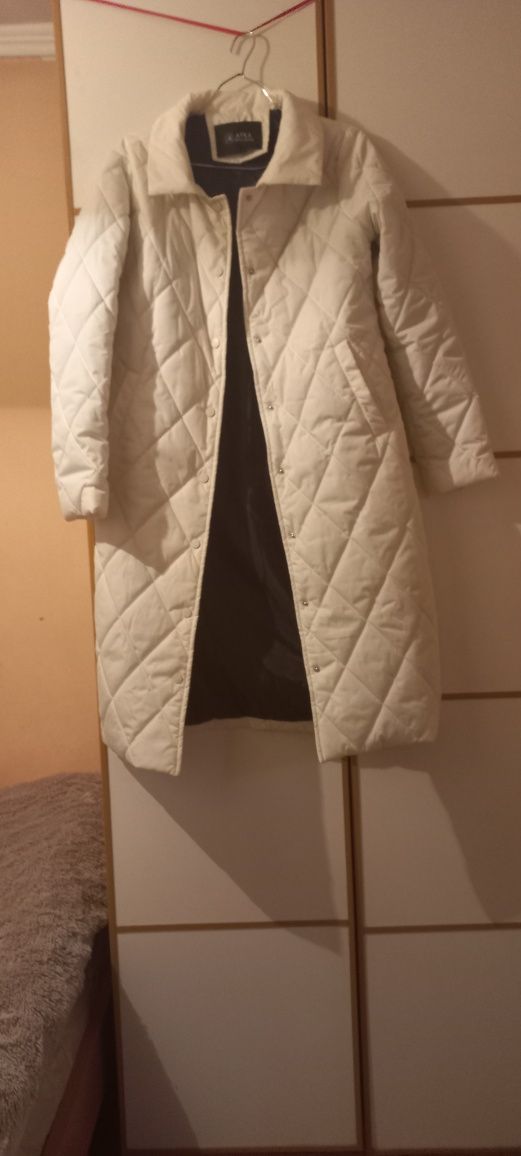 Продаётся по чисто символической цене пальто для девушки