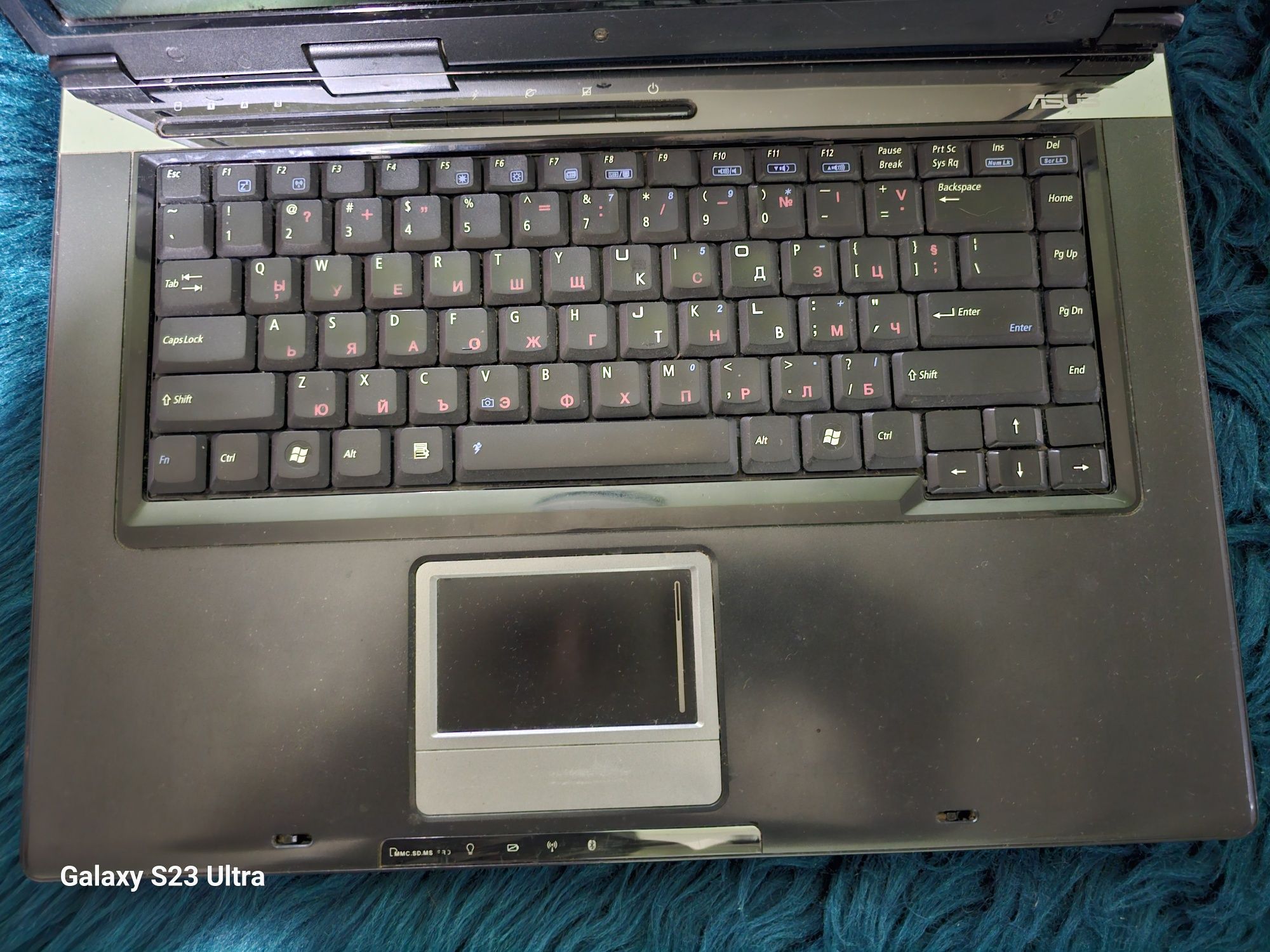 Продавам два лаптопа Asus