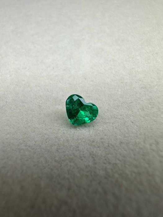 Натуральный природный драгоценный камень изумруд сердце 0,35 ct