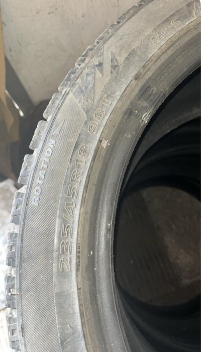 Зимние шины 235/45R18 — шипы, комплект 4 шт — отличное состояние