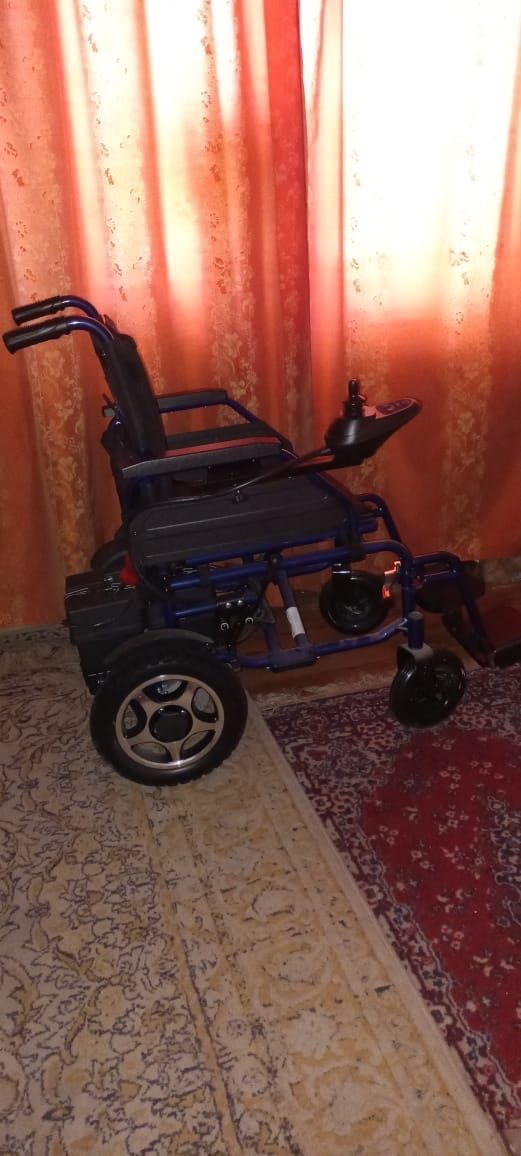 Продам  новую инвалидную коляску с электроприводам.
