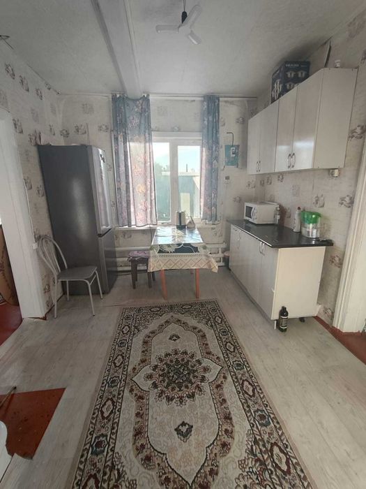 Дом Бревенчатый. Вода заведена, септик.  9.400  Торг Возможен