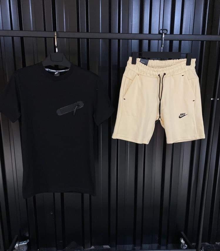 Мъжки къси екипи Nike.