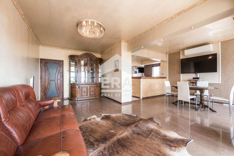 Продава се Тристаен апартамент в Варна, Център - 94 кв.м за 2394 €/кв.м - Снимка #8