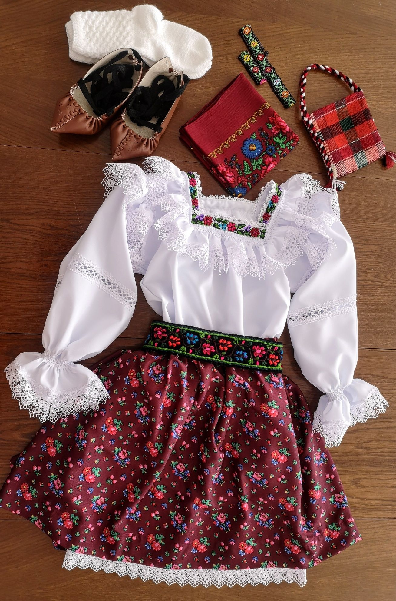 Costum popular pentru femei de Maramures complet, bordo