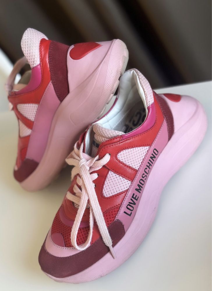 Сникърси Love Moschino и чанта Guess