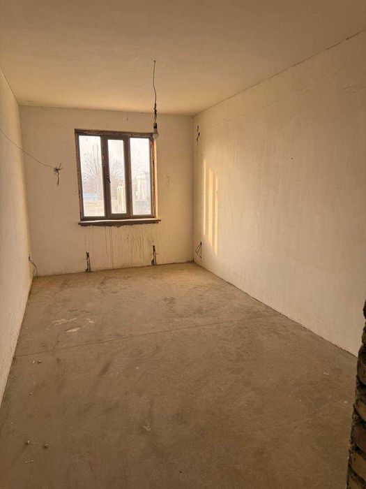 Guliston shahar O'zbekistonshoh ko'chasi 11 uy 19 kv (2 etaj) SOTILADI