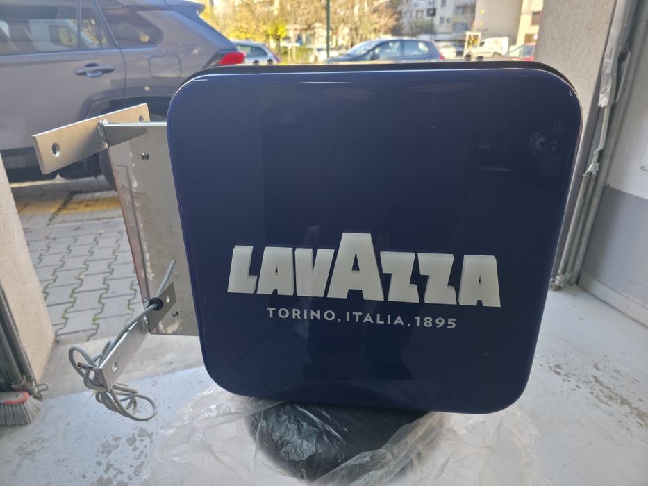 Новa светеща рекламна табела на Lavazza