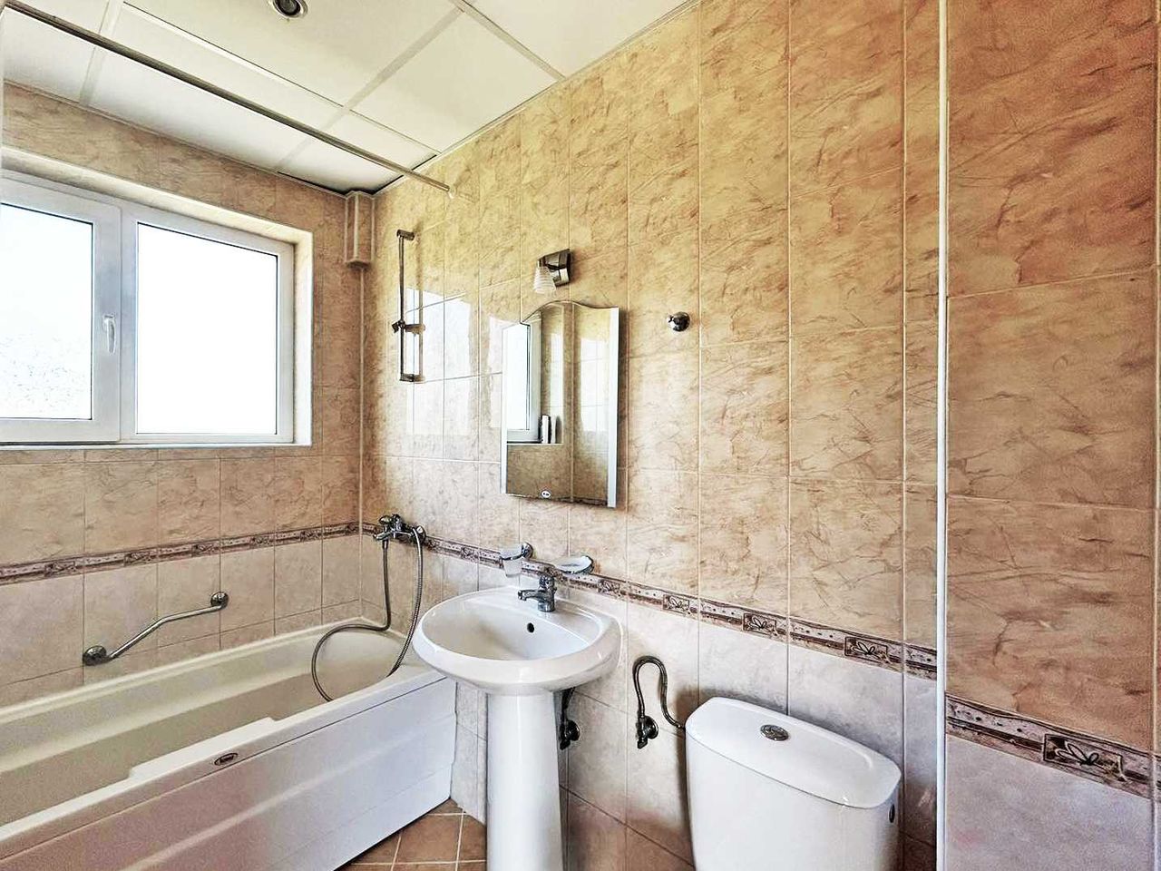 Дава се под наем Къща в Балчик - 280 кв.м за 346.8 € - Снимка #18
