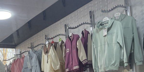 Крючки для торговых панелей продам оптом  42 шт. Имеется и крепление.