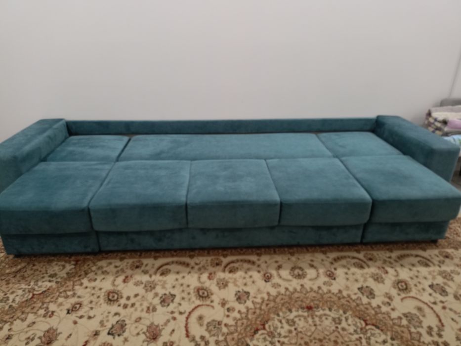 Продаём диван 4 метра. Торг имеется.