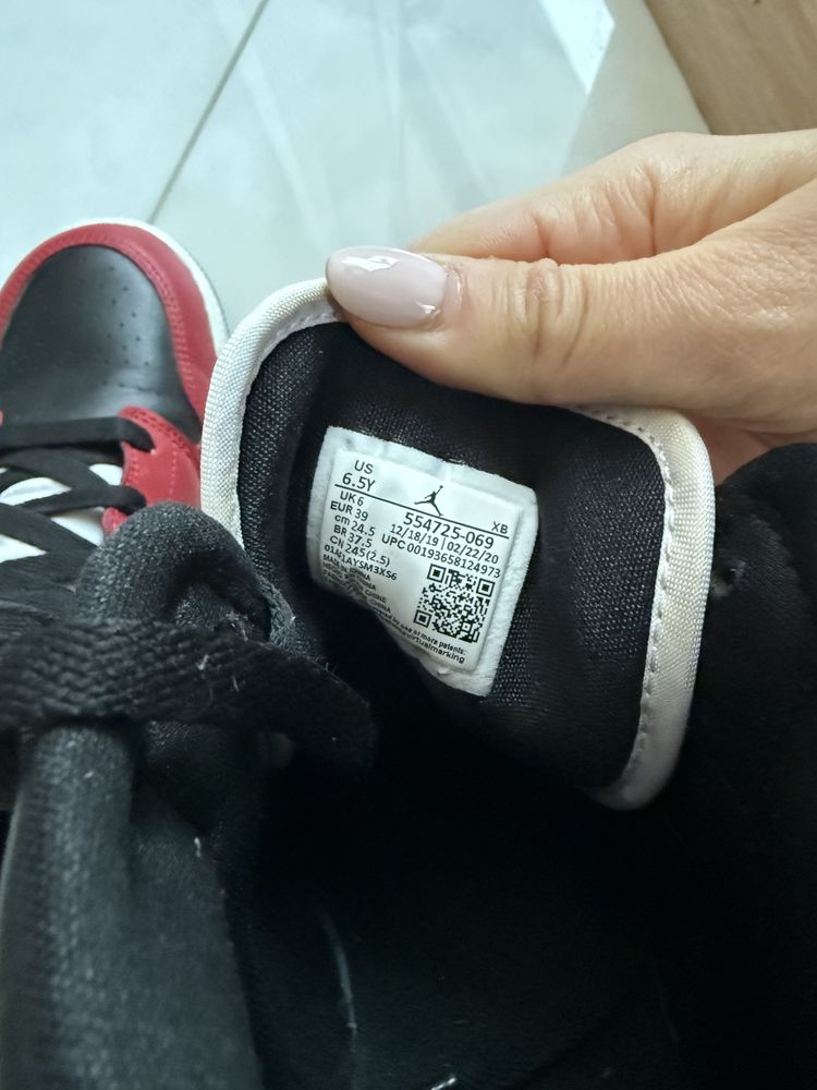Nike air jordan 1 mid chicago black toe