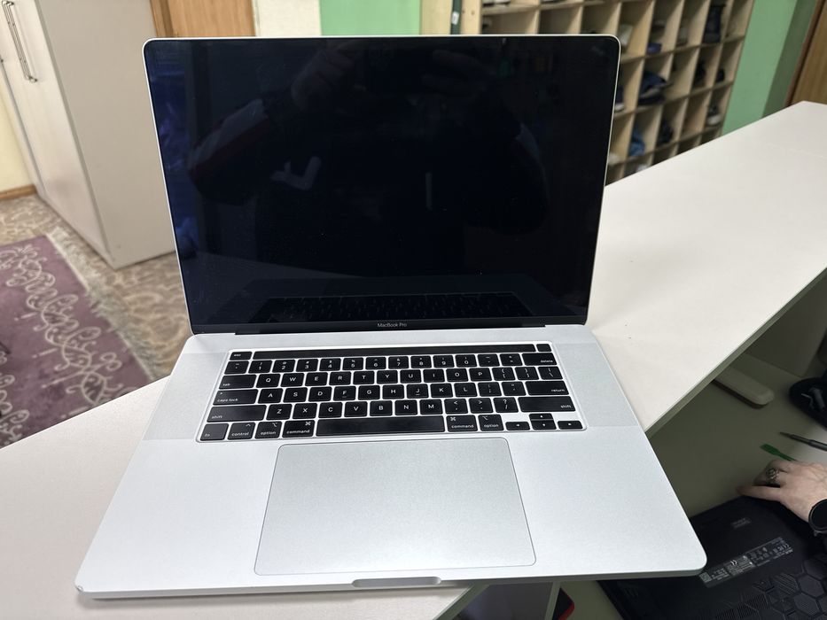 Продам Apple Macbook PRO 2019