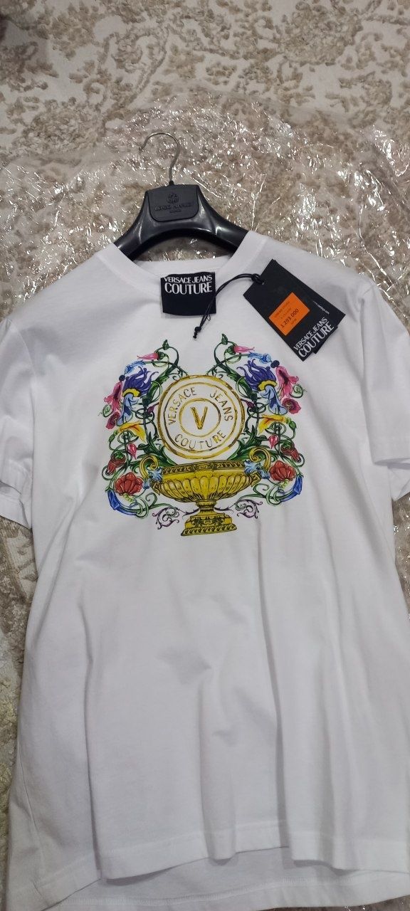 Продаётся новая футболка Versace. Размер М