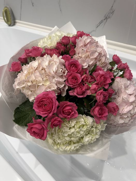 Букет из гортензии и спрей роз