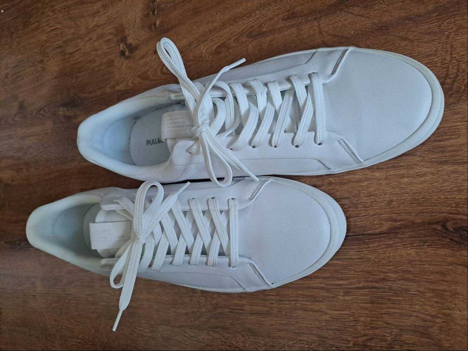 Чисто нови , чисто бели кецове Pull & Bear