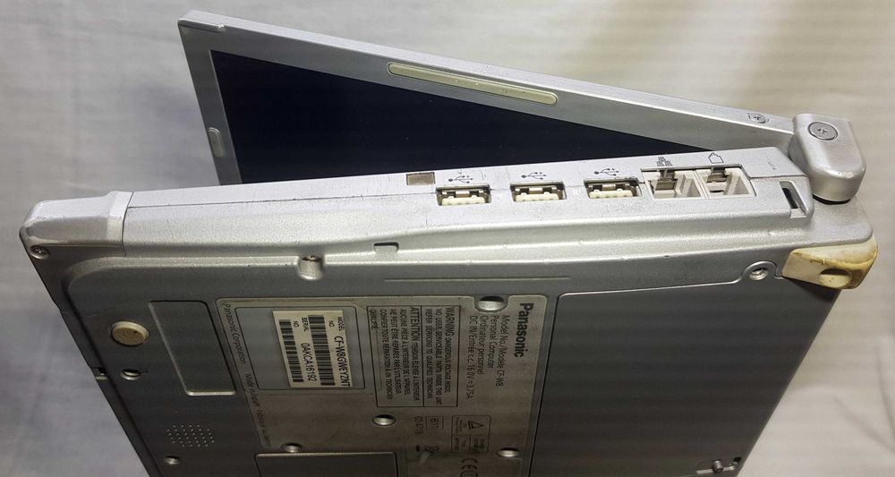 Laptop Panasonic cu alimentator si geanta de transport