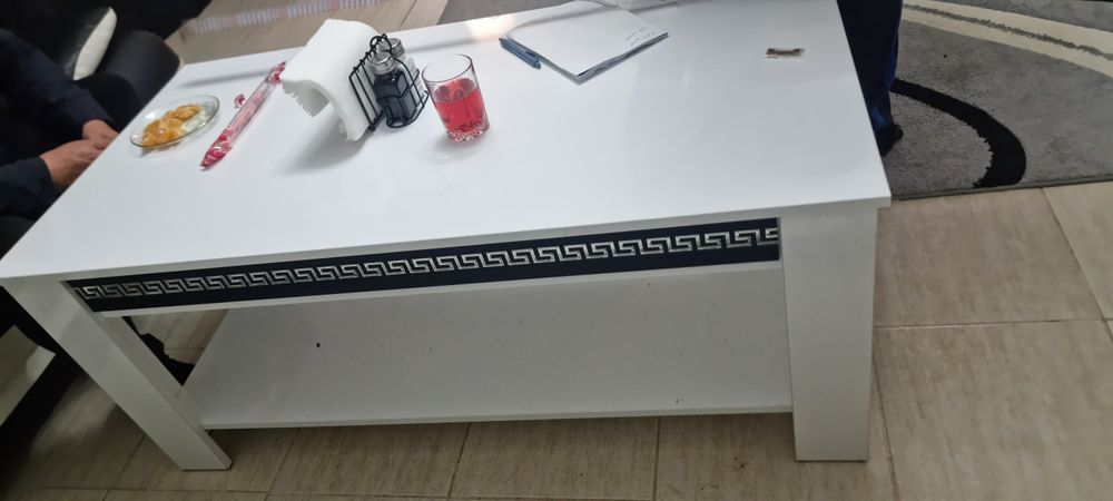 Два кожени дивана с 2 маси, отлично състояние