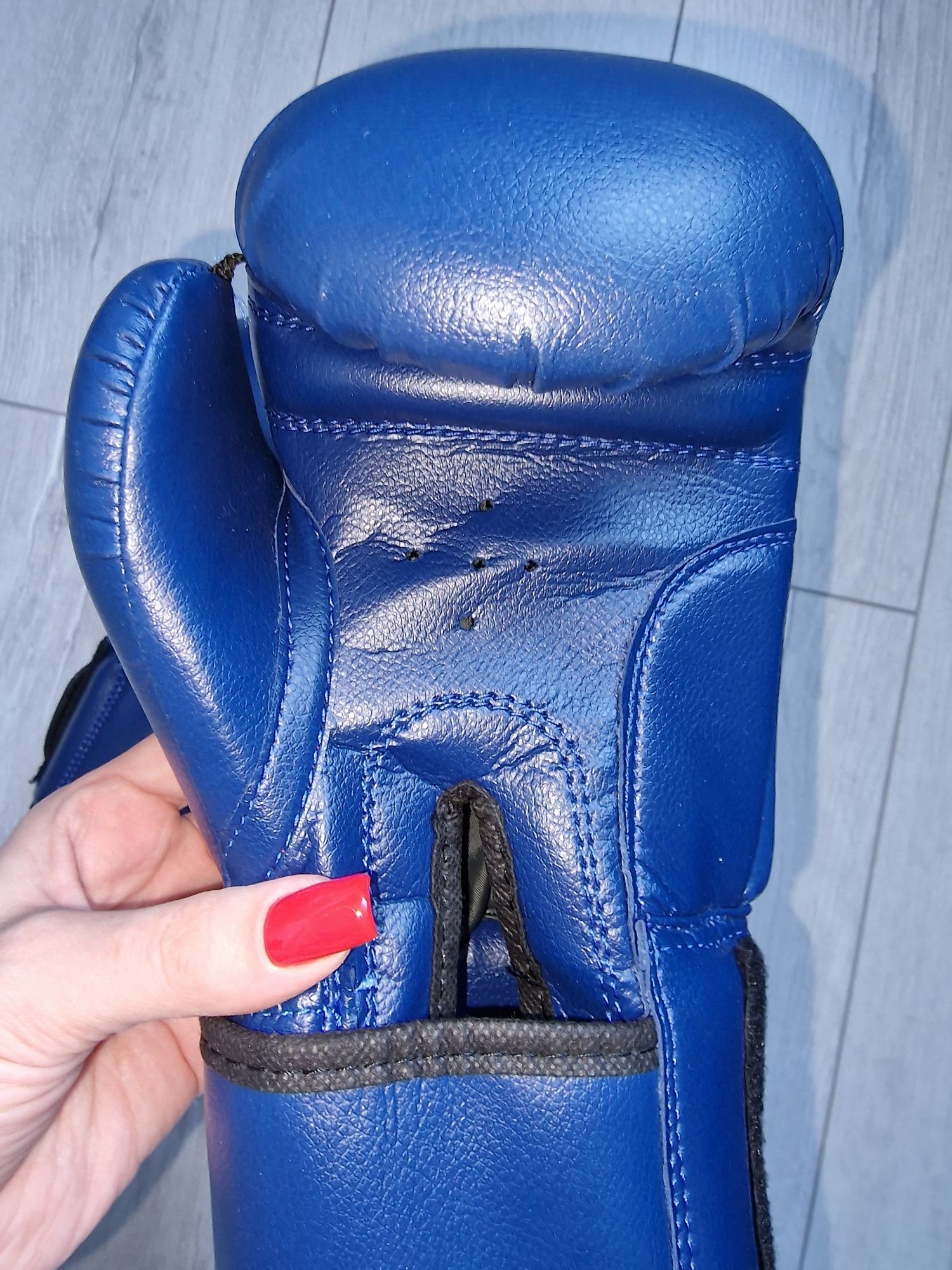 Боксерская перчатка Новая