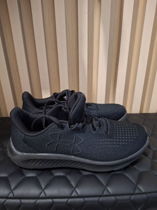 Adidasi Under Armour marimea 40 ,Noi !