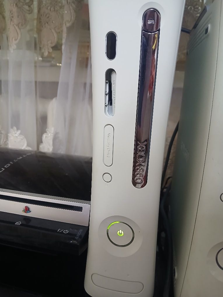 Assalom alekum Xbox 360 sotiladi holati tinniq holatda 60Gb