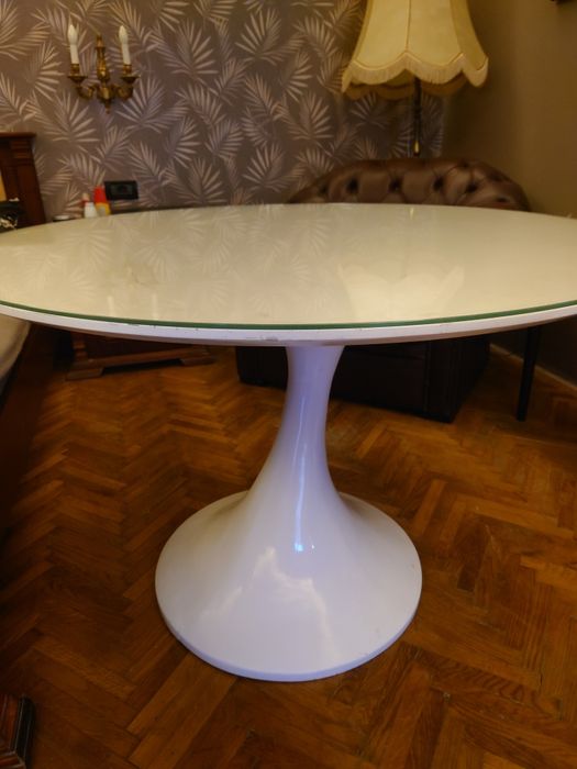 Masă mare, albă stil ciupercă cu sticlă