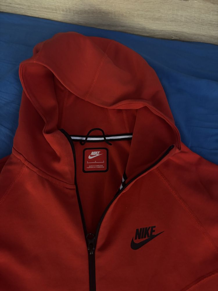 Продавам червен tech fleece