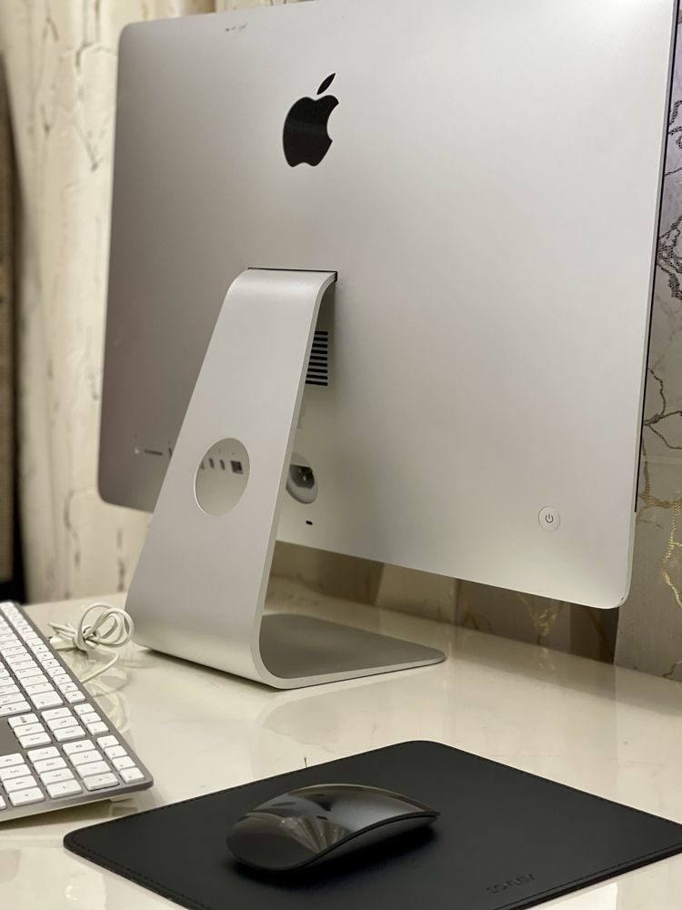 Моноблок Aplle iMac 21,5 /SSD:256Gb/ Core i5