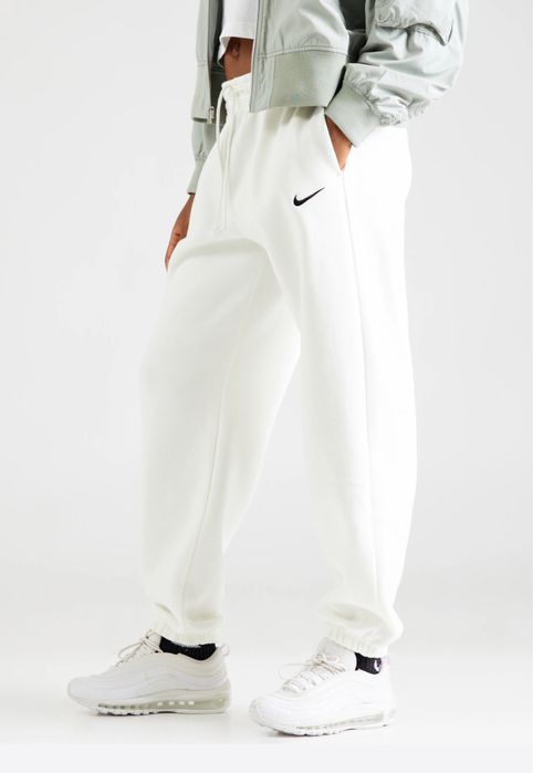 Чисто ново долнище на Nike