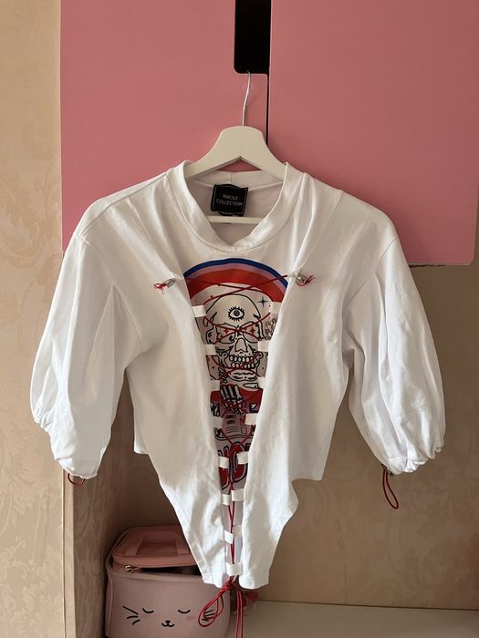 Бяла тениска с камъни и принт Nikol Collection