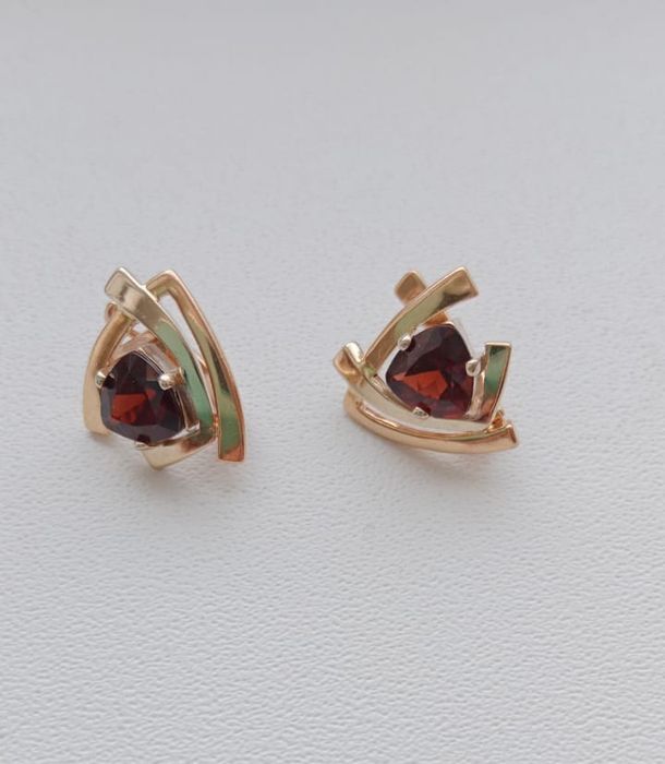 Продам золотые серьги
