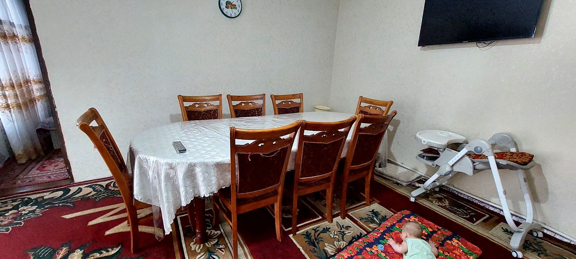 Stol oval hontaxta boladi 8 ta stuli bilan