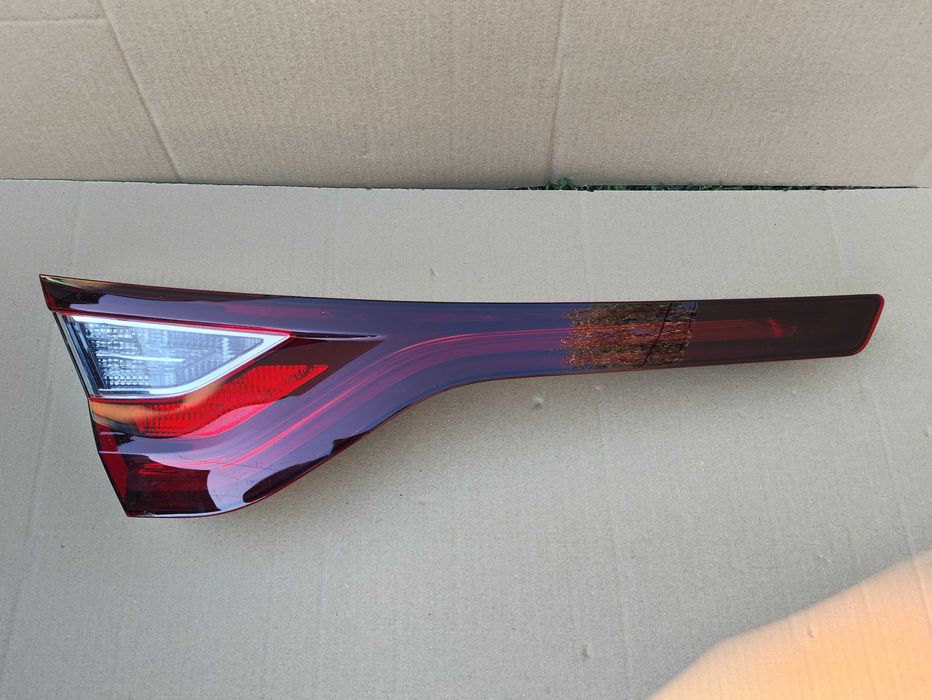 Stop stanga Renault Megane 4 berlina pe capota portbagaj haion