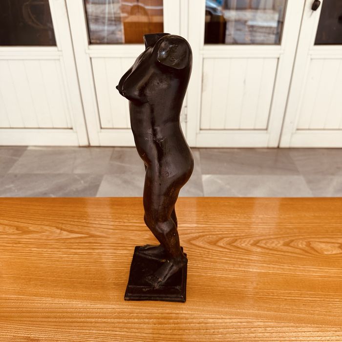 Бронзова скулптура “Женски торс” – изискан артистичен акцент